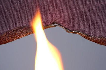 Por que tecidos retardadores de chamas precisam ser usados?